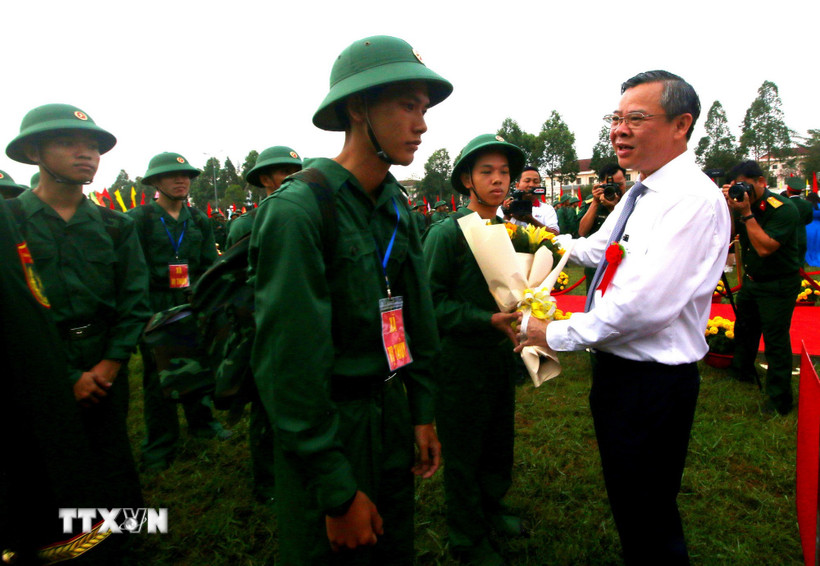 Ông Trương Cảnh Tuyên, Chủ tịch Ủy ban Nhân dân thành phố, Chủ tịch Hội đồng nghĩa vụ quân sự thành phố Cần Thơ, thăm hỏi, động viên các tân binh. (Ảnh: Duy Khương/TTXVN)