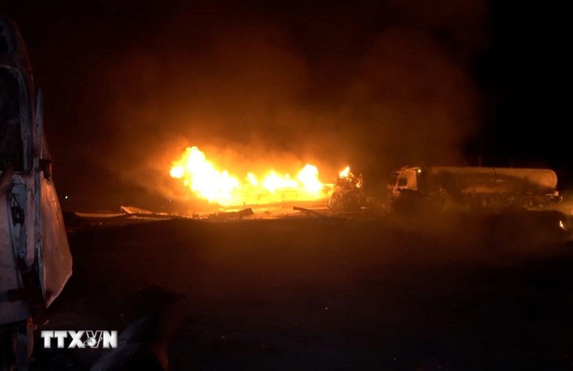 Khói lửa bốc lên sau vụ không kích của Mỹ vào cảng dầu Ras Isa ở Hodeidah, Yemen, ngày 17/4/2025. (Ảnh: THX/TTXVN)