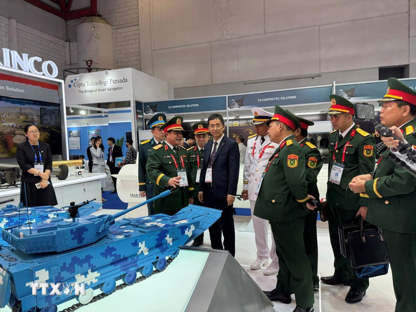 Đoàn Việt Nam tham quan Triển lãm và Diễn đàn Quốc phòng Indo Defence tại Jakarta. (Ảnh: Minh Thái)