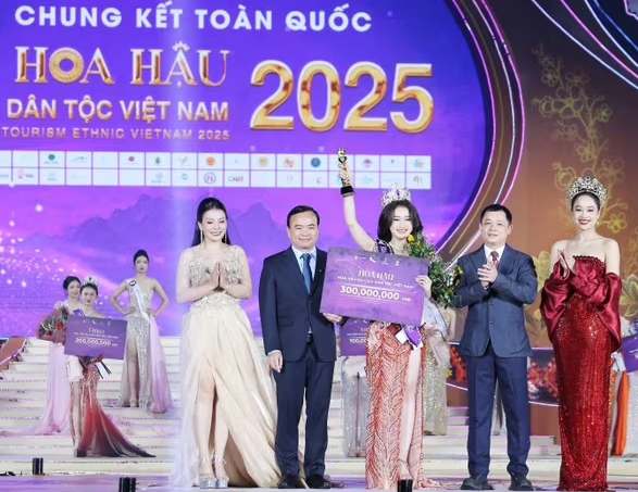 Giây phút đăng quang của tân Hoa hậu Trần Minh Phương. (Ảnh: Báo Sơn La)