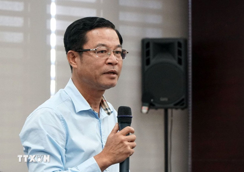 Phó Giám đốc Sở Nông nghiệp và Môi trường thành phố Đà Nẵng Võ Nguyên Chương trả lời câu hỏi của phóng viên TTXVN. (Ảnh: Quốc Dũng/TTXVN)