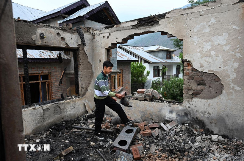 Ngôi nhà bị phá hủy trong cuộc giao tranh giữa quân đội Ấn Độ và Pakistan tại Salamabad, gần Đường kiểm soát (LoC).. (Ảnh: THX/TTXVN)