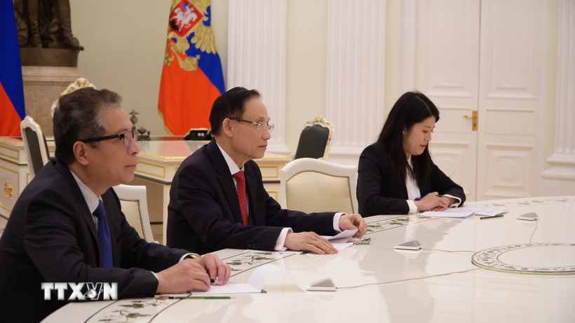 Đặc phái viên của Tổng Bí thư Tô Lâm, Ủy viên Bộ Chính trị, Bộ trưởng Ngoại giao Lê Hoài Trung (giữa) trong cuộc hội kiến với Tổng thống Nga V. Putin tại Điện Kremlin. (Ảnh: Tâm Hằng/TTXVN)