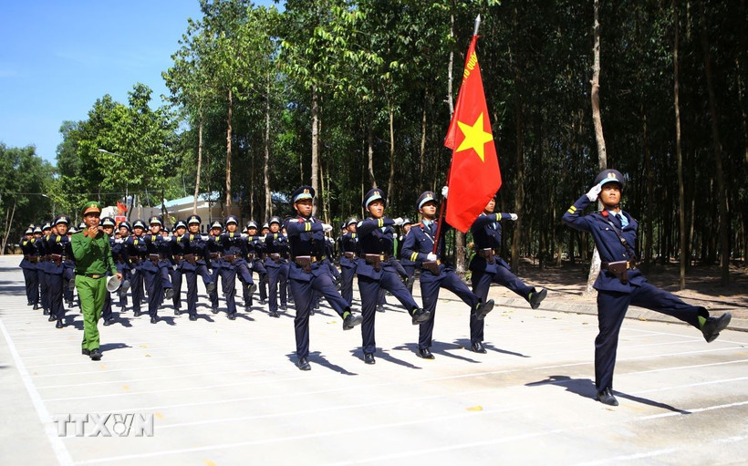 Khối Nam không quân Công an nhân dân luyện tập bước đi nghiêm trên thao trường. (Ảnh: Lê Xuân/TTXVN)