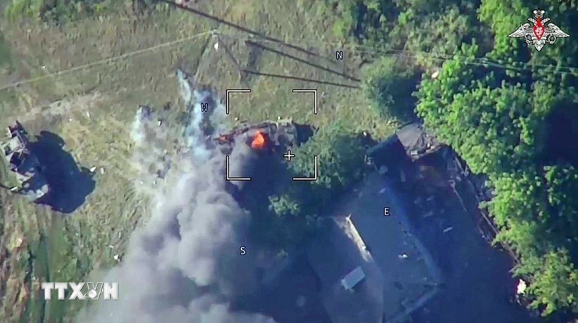 Máy bay không người lái của Nga tấn công xe quân sự của Ukraine xâm nhập vào vùng Kursk, ngày 12/8/2024. (Ảnh: Getty Image/TTXVN)