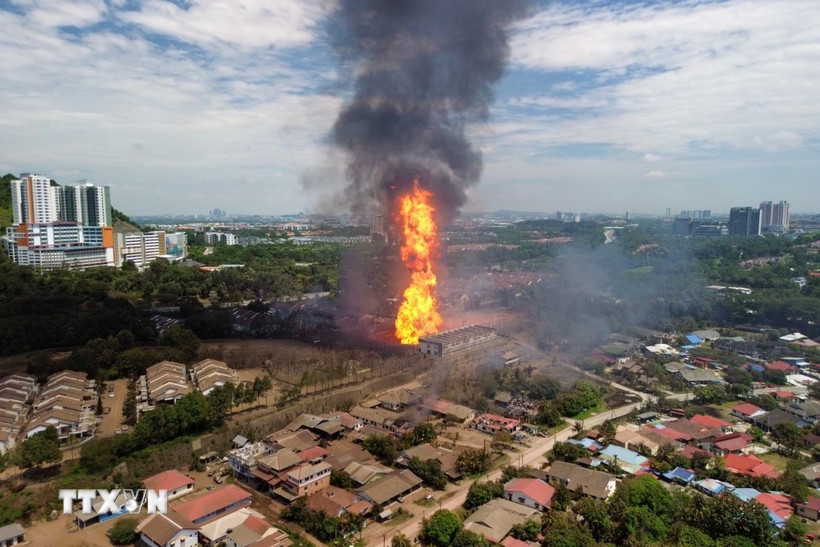 Hiện trường vụ nổ đường ống dẫn khí tại bang Selangor, Malaysia ngày 1/4/2025. (Ảnh: THX/TTXVN)