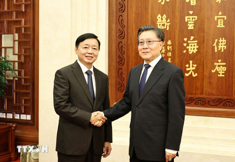 Phó Thủ tướng Trần Hồng Hà (trái) hội kiến Phó Ủy viên trưởng Nhân đại toàn quốc Trung Quốc Vương Đông Minh. (Ảnh: Công Tuyên/TTXVN)