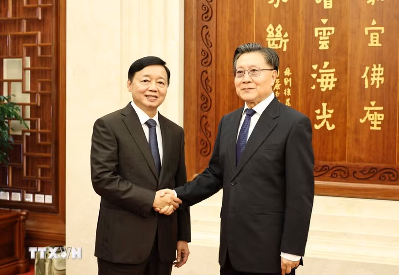 Phó Thủ tướng Trần Hồng Hà (trái) hội kiến Phó Ủy viên trưởng Nhân đại toàn quốc Trung Quốc Vương Đông Minh. (Ảnh: Công Tuyên/TTXVN)