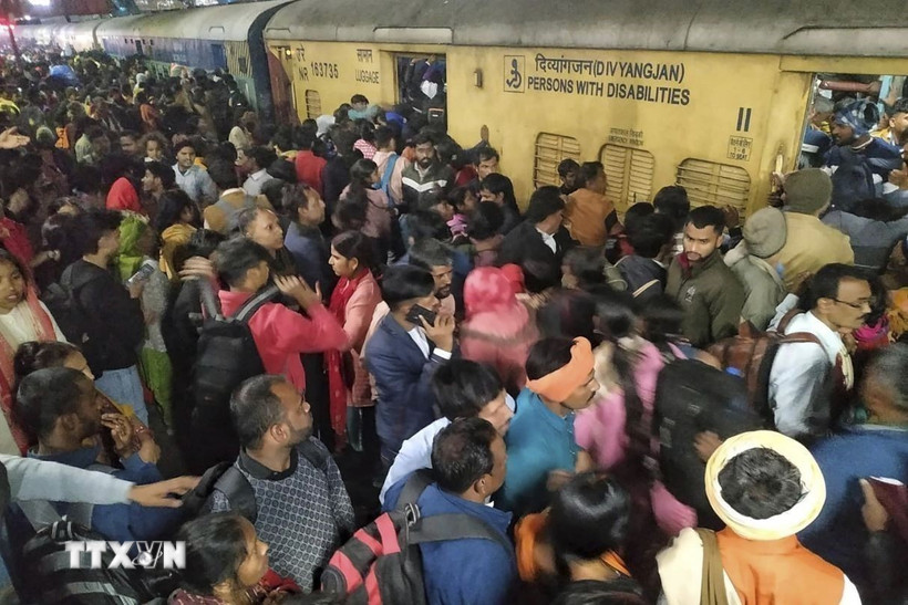 Hành khách tại nhà ga tàu hỏa New Delhi, Ấn Độ, ngày 15/2/2025. (Ảnh: AP/TTXVN)