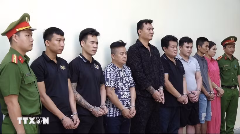 Các đối tượng tại cơ quan công an. (Ảnh: TTXVN phát)