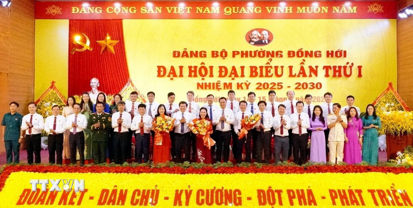 Ban chấp hành Đảng bộ phường Đồng Hới, nhiệm kỳ 2025-2030 ra mắt Đại hội. (Ảnh: TTXVN phát)