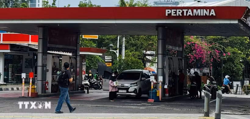 Một trạm xăng ở khu trung tâm của Thủ đô Jakarta, Indonesia. (Ảnh: Đỗ Quyên/TTXVN)