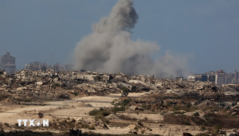 Khói bốc lên sau cuộc không kích của Israel tại Gaza. (Ảnh: THX/TTXVN)