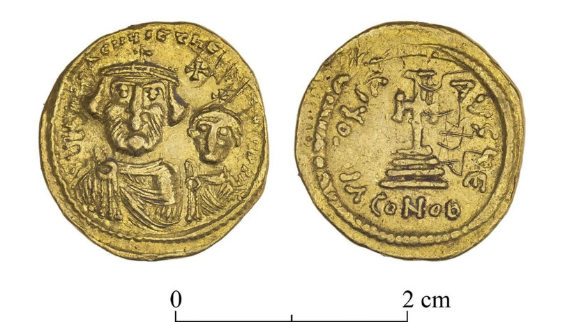 Những đồng tiền vàng hiếm có niên đại thời Byzantine được phát hiện tại di chỉ khảo cổ Hyrcania ở phía Bắc sa mạc Judea. (Ảnh của COGAT)