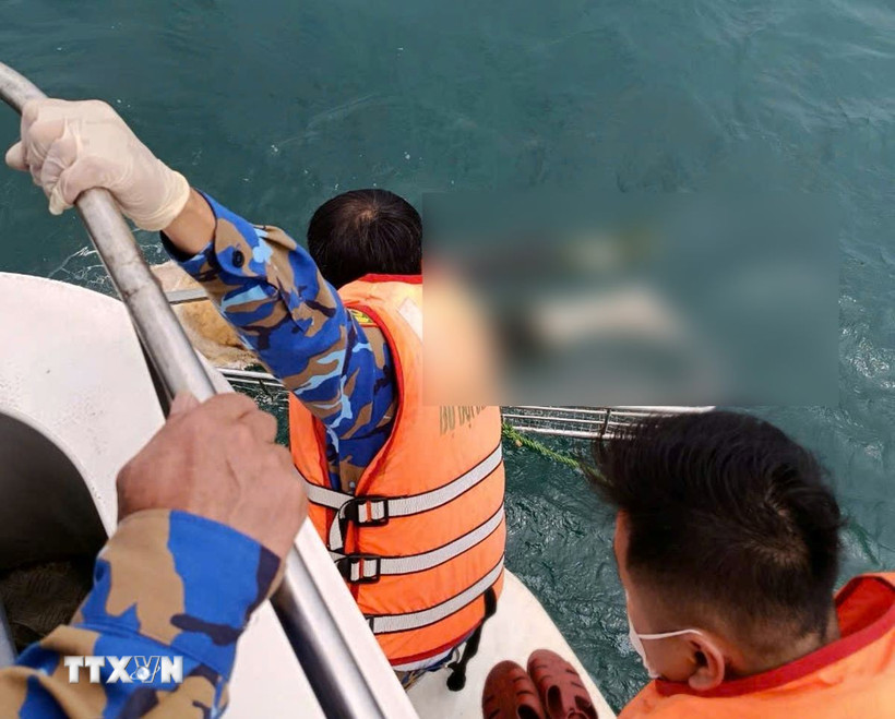 Thi thể nạn nhân được xác định là nam giới, nghi ngờ là nạn nhân trên tàu cá NA-80209-TS chìm ngày 18/3/2025. (Ảnh: TTXVN phát)