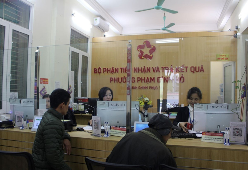 Bộ phận một cửa tại Ủy ban Nhân dân phường Phạm Đình Hổ. (Ảnh: Nguyễn Thắng/TTXVN)