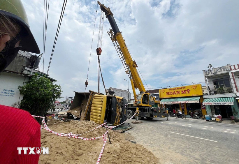 Lực lượng chức năng khắc phục hậu quả tại hiện trường vụ tai nạn. (Ảnh: TTXVN phát)\