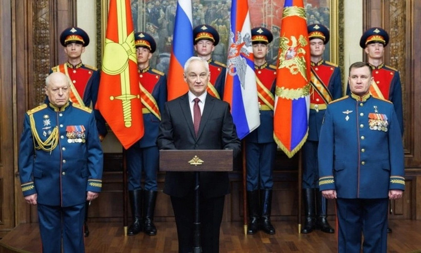 Tướng Mordvichev (phải) trong lễ bổ nhiệm. (Ảnh: Bộ Quốc phòng Nga)