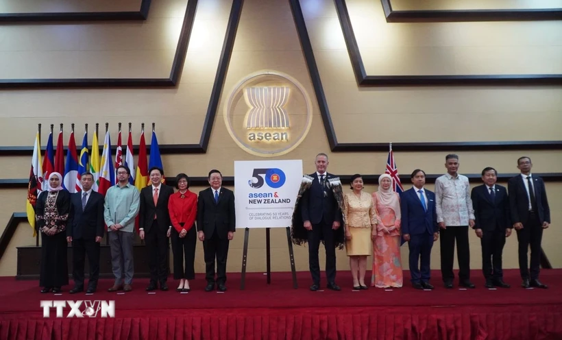 Tổng thư ký ASEAN Kao Kim Hourn cùng đại diện các phái đoàn thường trực các nước tại ASEAN tại lễ công bố logo kỷ niệm 50 năm Quan hệ Đối tác đối thoại ASEAN-New Zealand. (Ảnh: Đào Trang/TTXVN)