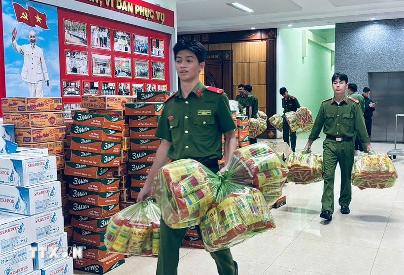 Thực phẩm, nhu yếu phẩm được lực lượng Công an Đắk Lắk vận chuyển về vùng lũ. (Ảnh: TTXVN phát)