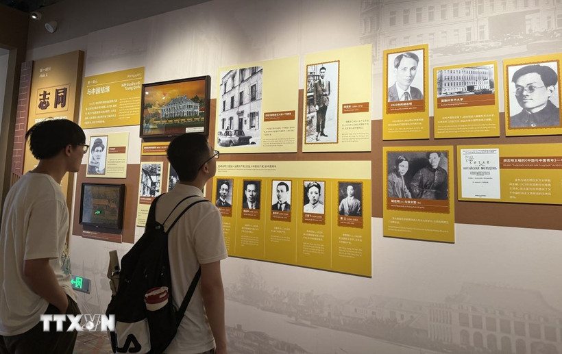 Du khách tham quan Triển lãm. (Ảnh: Mạc Luyện/TTXVN)