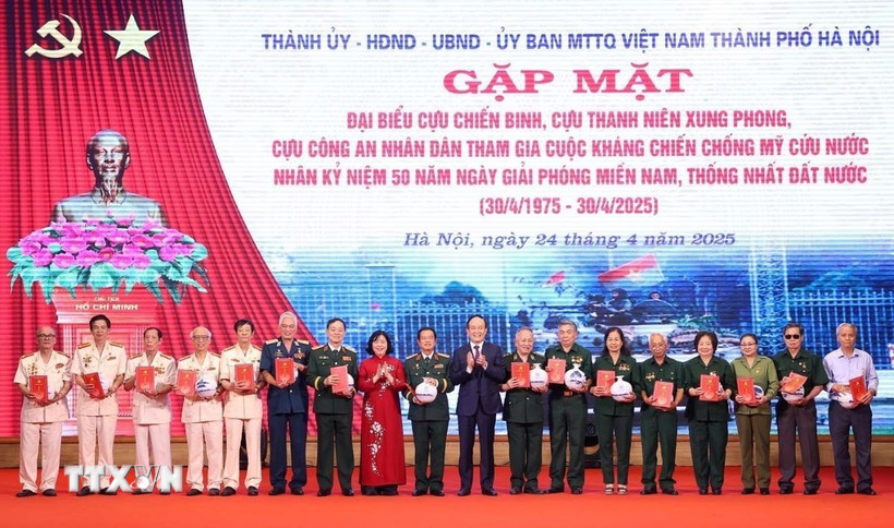 Bí thư Thành ủy Hà Nội Bùi Thị Minh Hoài và Phó Bí thư Thành ủy, Chủ tịch Hội đồng Nhân dân thành phố Hà Nội Nguyễn Ngọc Tuấn tặng quà cho các đại biểu. (Ảnh: Văn Điệp/TTXVN)