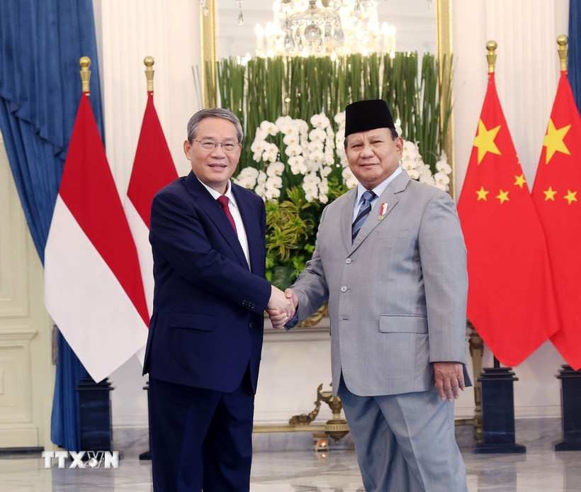 Tổng thống Indonesia Prabowo Subianto và Thủ tướng Trung Quốc Lý Cường tại cuộc hội đàm ở Jakarta, Indonesia, ngày 25/5/2025. (Ảnh: THX/TTXVN)