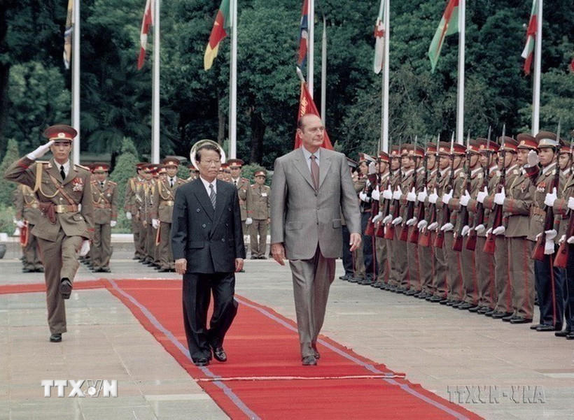 Chủ tịch nước Trần Đức Lương chủ trì Lễ đón Tổng thống Pháp Jacques Chirac thăm chính thức Việt Nam và dự Hội nghị Cấp cao Diễn đàn Á-Âu lần thứ 5 (ASEM 5), từ ngày 6 - 8/10/2004. (Ảnh: Nguyễn Khang/TTXVN)