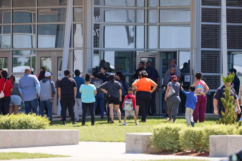 Phụ huynh học sinh có mặt tại trường học. (Ảnh: dallasnews)