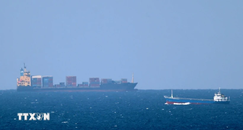 Tàu chở hàng hướng vào eo biển Hormuz. (Ảnh: AFP/TTXVN)