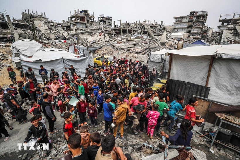 Người dân Palestine chờ được phát thực phẩm cứu trợ tại Gaza, ngày 24/4/2025. (Ảnh: THX/TTXVN)
