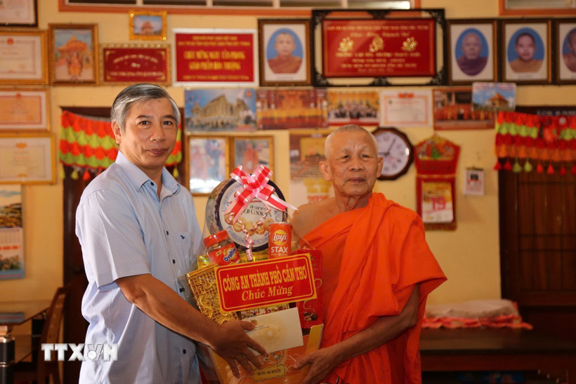 Đại tá Huỳnh Hoài Hận, Phó Giám đốc Công an thành phố Cần Thơ thăm, tặng quà Hòa thượng Thạch Huôn, Cố vấn Hội Đoàn kết sư sãi yêu nước thành phố Cần Thơ, Trụ trì chùa Prey Chóp nhân dịp Lễ Sene Dolta năm 2025. (Ảnh: TTXVN phát)