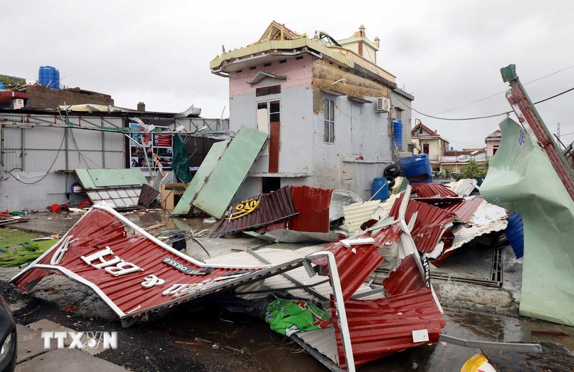 Dông lốc gây nhiều thiệt hại tại xã Thái Thụy (Hưng Yên). (Ảnh: Thế Duyệt/TTXVN)