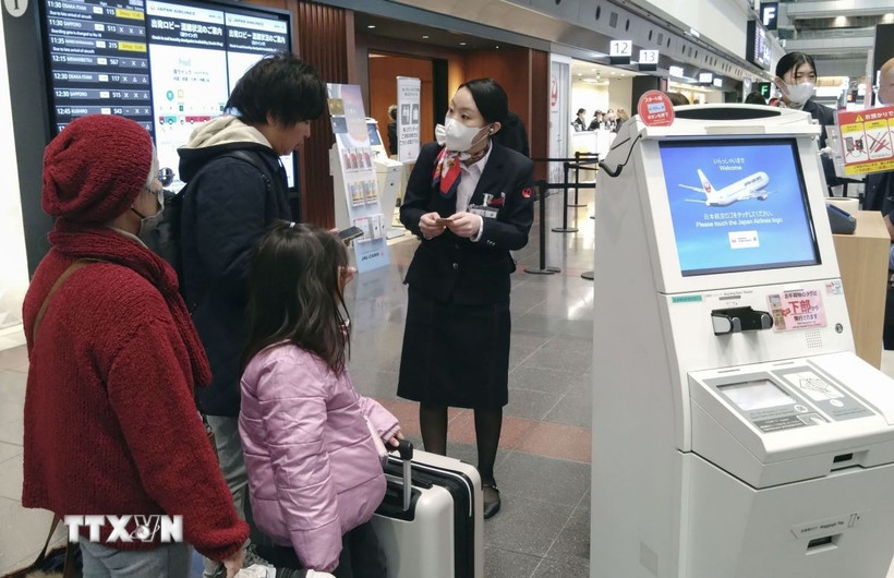 Hướng dẫn hành khách tại sân bay Haneda ở Tokyo, Nhật Bản. (Ảnh: Kyodo/TTXVN)
