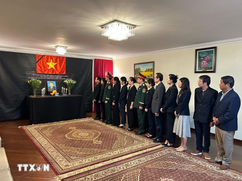 Đại sứ Việt Nam tại Brazil, Bùi Văn Nghị, cùng toàn thể cán bộ, nhân viên và gia đình Đại sứ quán và Phòng Tùy viên Quốc phòng viếng nguyên Chủ tịch nước Trần Đức Lương. (Ảnh: Đại sứ quán cung cấp/TTXVN phát)