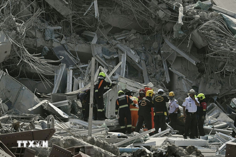 Lực lượng cứu hộ tại hiện trường tòa nhà ở Bangkok, Thái Lan bị sập do ảnh hưởng của trận động đất tại Myanmar ngày 28/3/2025. (Ảnh: People.com/TTXVN)