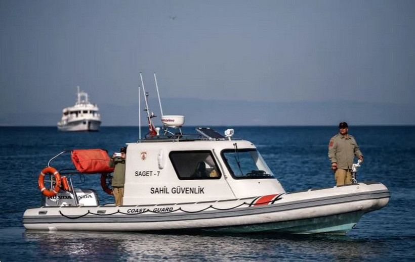 Một tàu tuần tra bờ biển hộ tống một chiếc phà nhỏ của Thổ Nhĩ Kỳ. (Ảnh: AFP)