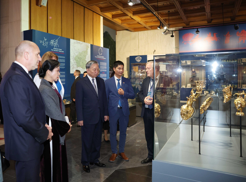 Tổng Bí thư Tô Lâm và Phu nhân với Tổng thống Cộng hòa Bulgaria Rumen Radev và Phu nhân tham quan Bảo tàng lịch sử Quốc gia Bulgaria. (Ảnh: Thống Nhất/TTXVN)