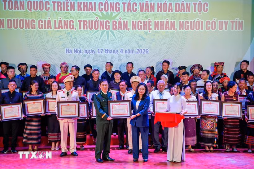 Bà Trịnh Thị Thủy, Thứ trưởng Bộ Văn hóa, Thể thao và Du lịch, trao Bằng tuyên dương 66 già làng, trưởng bản, nghệ nhân, người có uy tín trong công tác bảo tồn, phát huy giá trị văn hoá truyền thống các dân tộc tại địa phương. (Ảnh: Khánh Hòa/TTXVN)