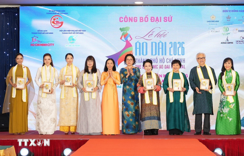 Đại sứ Lễ hội năm 2026 ra mắt người dân và du khách. (Ảnh: Mỹ Phương/TTXVN)