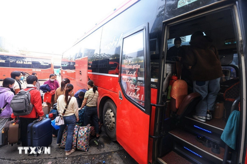 Hành khách xếp đồ đạc lên xe tại Bến xe Mỹ Đình. (Ảnh: Tuấn Anh/TTXVN)