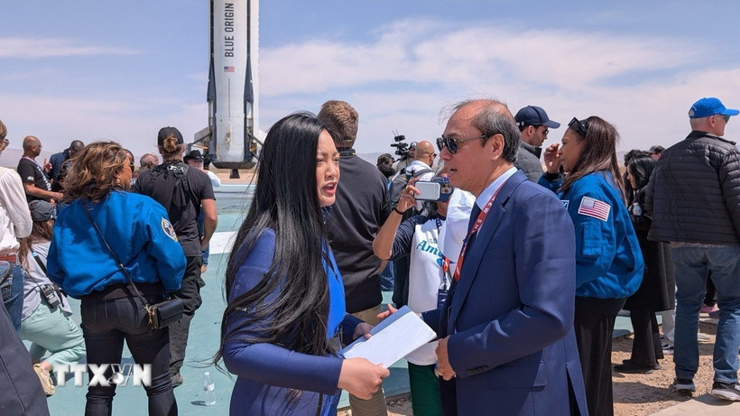 Đại sứ Việt Nam tại Hoa Kỳ Nguyễn Quốc Dũng trao thư của Chủ tịch nước Lương Cường cho chị Amanda Nguyễn. (Ảnh: TTXVN phát)