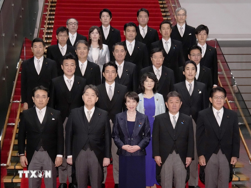 Tân Thủ tướng Nhật Bản Sanae Takaichi (giữa, hàng trước) cùng các thành viên Nội các chụp ảnh chung tại Tokyo ngày 21/10/2025. (Ảnh: Kyodo/TTXVN)