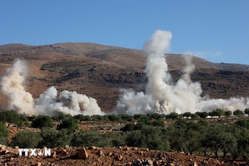 Khói bốc lên trong cuộc diễn tập trên bộ của quân đội Israel tại Syria ngày 28/4/2025. (Ảnh: THX/TTXVN)