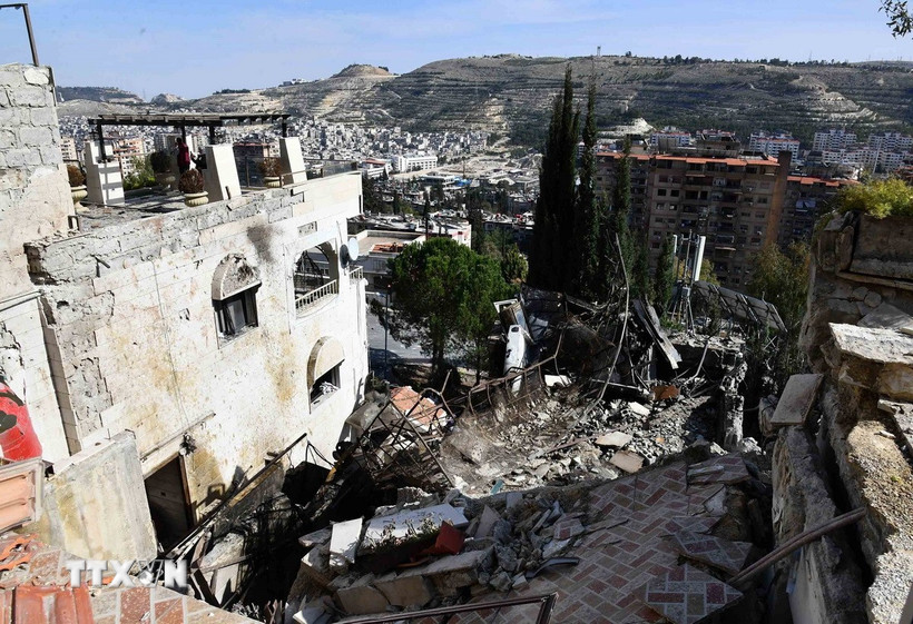 Cảnh đổ nát sau cuộc không kích của Israel tại Damascus, Syria, ngày 13/3/2025. (Ảnh: THX/TTXVN)