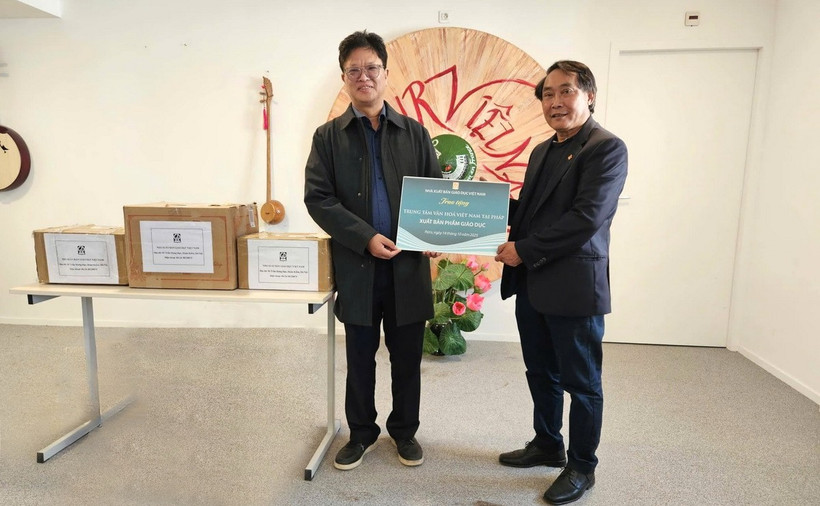 Ông Phạm Văn Thắng trao tặng sách cho đại diện Trung tâm văn hóa Việt Nam tại Pháp.