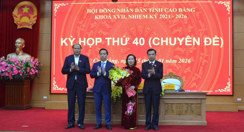 Lãnh đạo Hội đồng Nhân dân, Ủy ban Nhân dân tỉnh tặng hoa chúc mừng Tân Phó Chủ tịch Ủy ban Nhân dân tỉnh Hà Nhật Lệ. (Ảnh: Báo Điện tử Chính phủ)