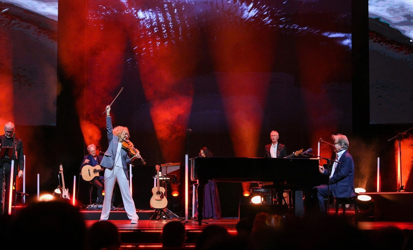 Hành trình 30 năm sự nghiệp âm nhạc của Secret Garden được "kể" bằng những thước phim ghi lại những dấu ấn đặc sắc nhất. (Ảnh: Báo Nhân Dân)