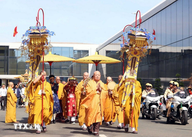 Xá lợi Đức Phật Thích Ca được cung rước từ sân bay Tân Sơn Nhất về Học viện Phật giáo Việt Nam tại Thành phố Hồ Chí Minh. (Ảnh: TTXVN phát)