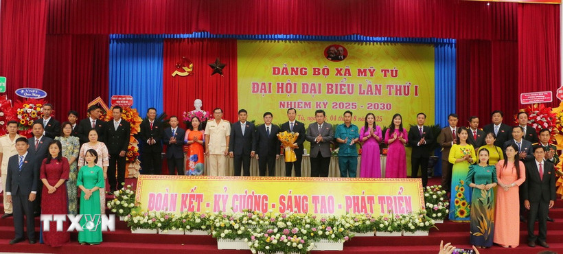 Ban Chấp hành Đảng bộ xã Mỹ Tú nhiệm kỳ 2025-2030 ra mắt Đại hội. (Ảnh: Tuấn Phi/TTXVN)